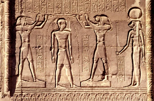 Starożytna Kamienna Płaskorzeźba Świątyni Chnum Egipt — Zdjęcie stockowe
