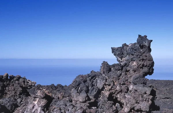 Volkanik Kaya Oluşumu Atlantik Okyanusu Nun Kayalık Kıyısındaki Siyah Lav — Stok fotoğraf
