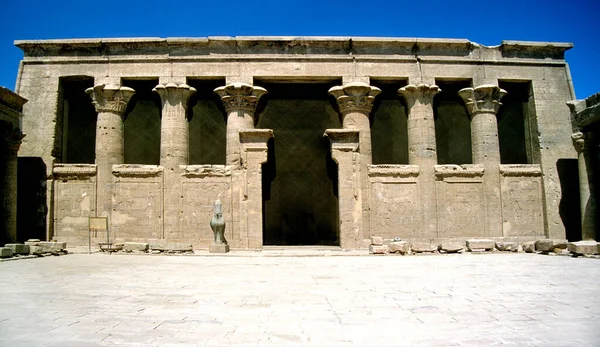 Главный Вход Храм Эдфу Египте Статуей Гора Сокола Бога — стоковое фото