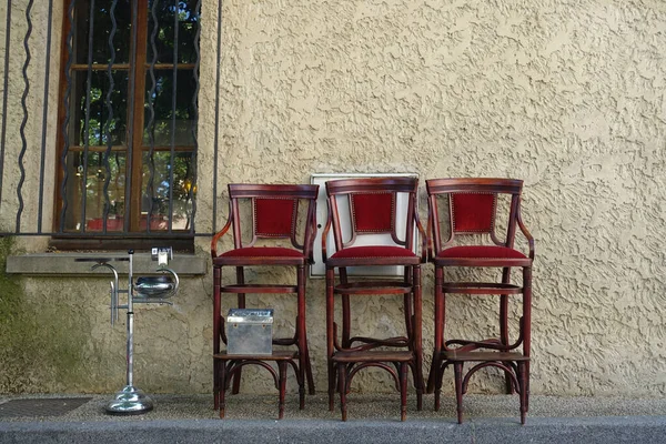 Καρέκλες Γυαλίσματος Παπουτσιών Έξω Από Ένα Κατάστημα Αντίκες Στη Γαλλία — Φωτογραφία Αρχείου
