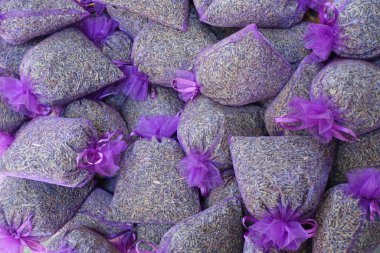 Pazarda kurutulmuş lavanta çiçekleriyle dolu lavanta çiçekleri ve keseler. Fransa 'nın Provence kentindeki bir kesede lavanta tohumlarıyla kurutulmuş lavanta çiçekleri..
