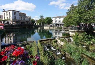 L 'Isle-sur-la-Sorgue, Vaucluse, Fransa: su kanalları ile çevrili şehrin şafağında manzara