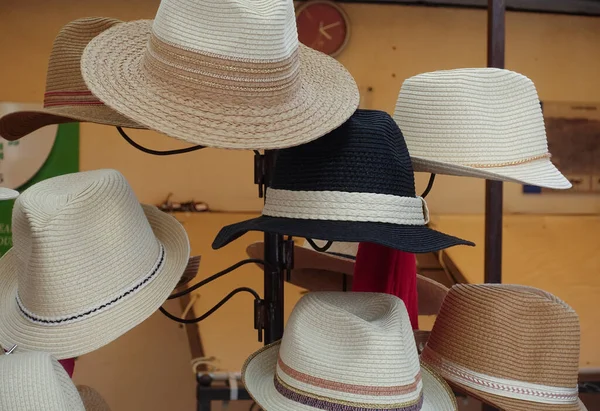 Fransa Bir Şapka Dükkanının Vitrininde Çeşitli Şapkalar — Stok fotoğraf