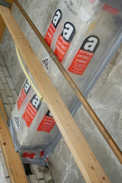 Ostrzeżenie Zawiera Azbest Języku Angielskim Niemieckim Francuskim Miejscu Pracy Gdzie — Zdjęcie stockowe