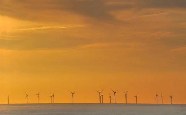 Panorama Turbinas Eólicas Offshore Mar Norte Gerando Eletricidade Pôr Sol — Fotografia de Stock