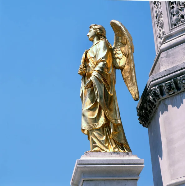 Gouden Standbeeld Van Engel Tegen Heldere Blauwe Lucht Het Kaptol — Stockfoto