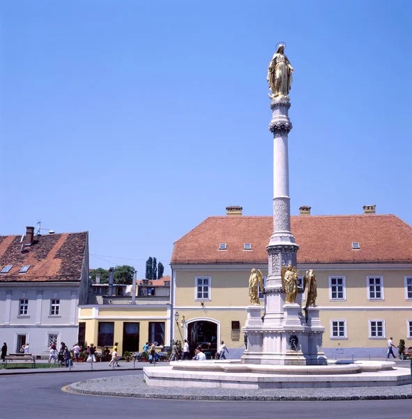 Estatua Oro Con Ángeles Plaza Kaptol Zagreb Croacia Con Cielo — Foto de Stock