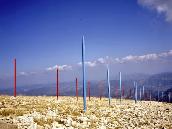 Mont Ventoux Frankrike Sommaren Med Blå Och Röda Stolpar För — Stockfoto