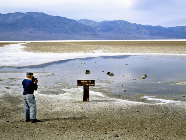 Badwater Death Valley Usa Oktober 2022 Turistfoto Nära Badwater Basin — Stockfoto