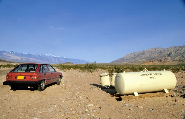 Auto Zastavuje Nádržích Vodou Chladiče Poušti Death Valley Kalifornie Usa — Stock fotografie