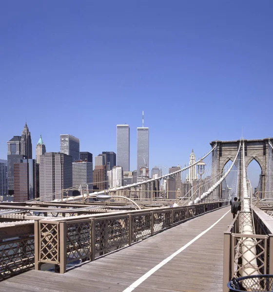 Сонячний Ранок Бруклінському Мосту Дивиться Манхеттен Вежами Близнюками Нью Йорк — стокове фото