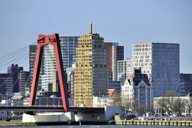 Rotterdam Skyline of Rotterdam with the Willems bridge and the White House The Witte Huis, Hollanda 'nın Rotterdam şehrinde bulunan ve 1898 yılında Art Nouveau tarzında inşa edilen gökdelendir. İlk gökyüzü olarak bilinir.