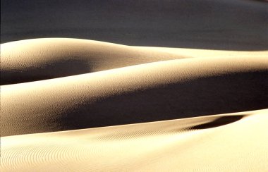 Mesquite Kumulları 'ndaki kum tepecikleri, Ölüm Vadisi Ulusal Parkı, Kaliforniya, ABD