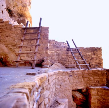 ABD 'nin Colorado eyaletindeki Mesa Verde Ulusal Parkı' ndaki Puebloan arkeolojik sahasının bir parçası olarak Cliff Palace 'da iki ahşap merdiven.