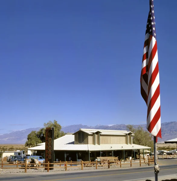 美国加利福尼亚州 北卡罗来纳州死亡谷的炉管井 挂满了美国国旗 — 图库照片