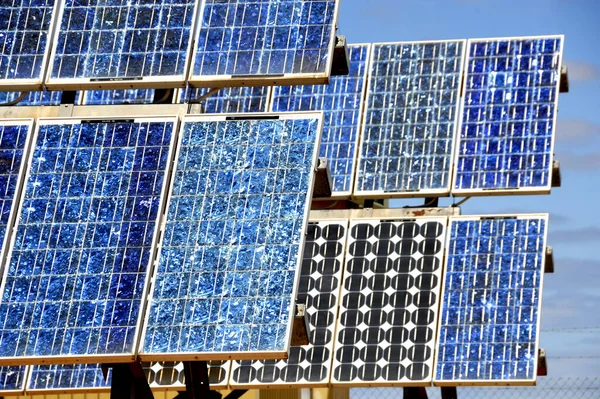 Крупный План Солнечных Батарей Фермы Электростанции Фотоэлектрической Электростанции Устойчивые Ресурсы — стоковое фото