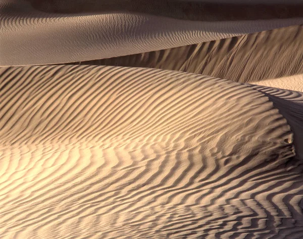 美国加利福尼亚州死亡谷国家公园Mesquite沙丘日出时的沙丘纹理 — 图库照片