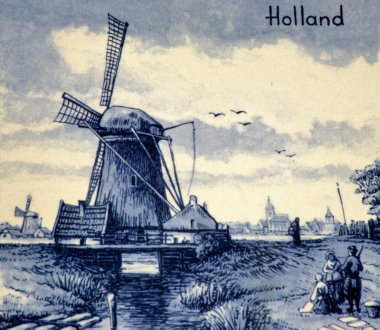 DELFT, HOLLAND- 14 Ağustos 2023: Hollanda, Delft 'teki bir hediyelik eşya dükkanında tipik Delft mavisi. Bazıları antika ama diğerleri çok yaşlı değil.