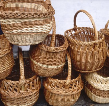 Macaristan, Budapeşte 'de bir pazarda el yapımı saman sepetleri