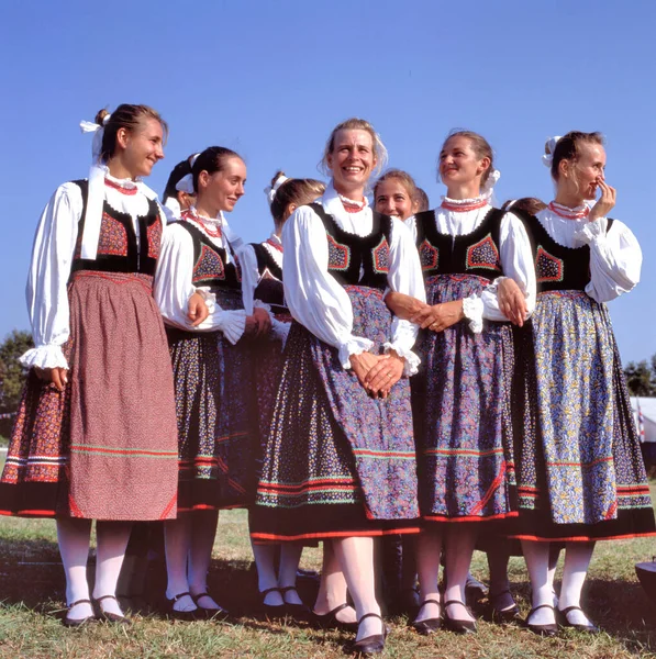 2012年10月10日 伝統的な東ヨーロッパの民俗衣装を着た女性ダンスグループ — ストック写真