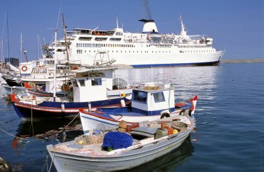 Yunanistan 'ın Samos limanından ön planda balıkçı tekneleriyle ayrılan feribot