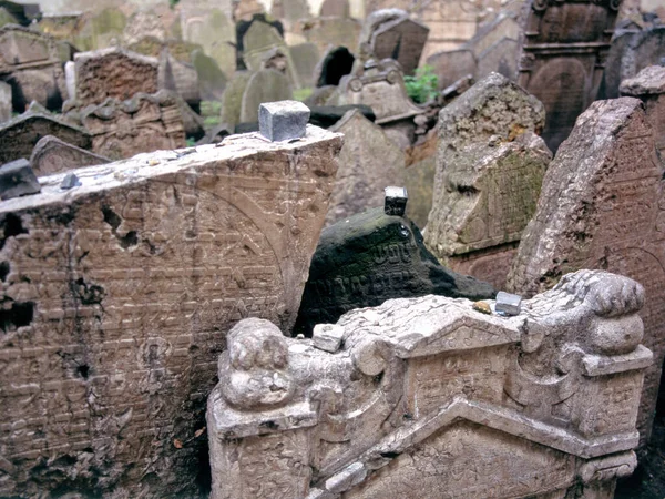 Прага Чешская Республика Сентябрь 2023 Один Надгробие Ивритскими Буквами Темный — стоковое фото