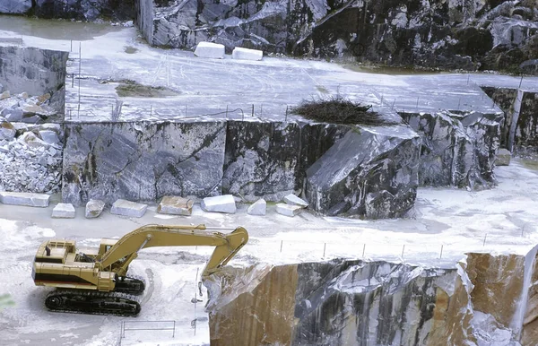 그리고 토스카나 이탈리아 라에서에서 아펜니노에서 대리석 대리석 광산을 열으십시오 — 스톡 사진