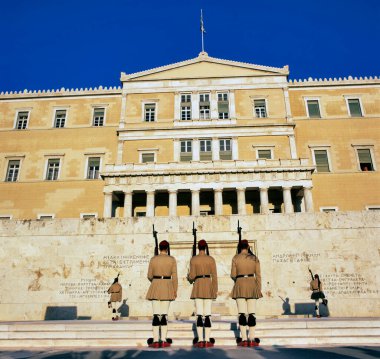 ATENS, GREECE- 02.09.2018: Atina 'nın merkez meydanı olan Syntagma Meydanı' ndaki Meçhul Asker Anıtı 'nda Muhafız Değişikliği.