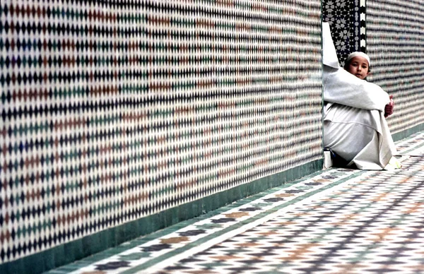 Marrakesh Morocco Szeptember 2018 Anya Gyermek Padlón Egy Mozaik Fallal — Stock Fotó