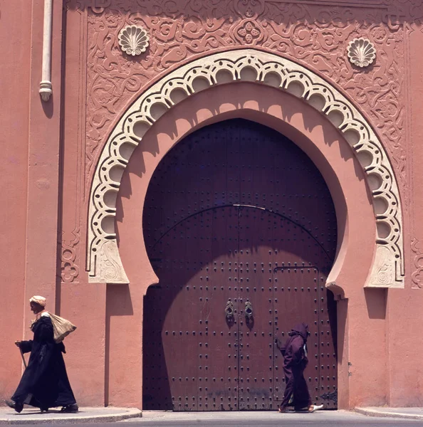 Marrakesh Marocco Settembre 2018 Persone Che Passano Davanti Una Porta — Foto Stock