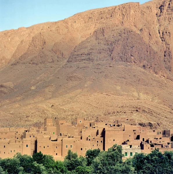 モロッコのアトラス山脈にたくさんの手のひらを持つ小さな村の夕日にあるオールド バーの建築 — ストック写真