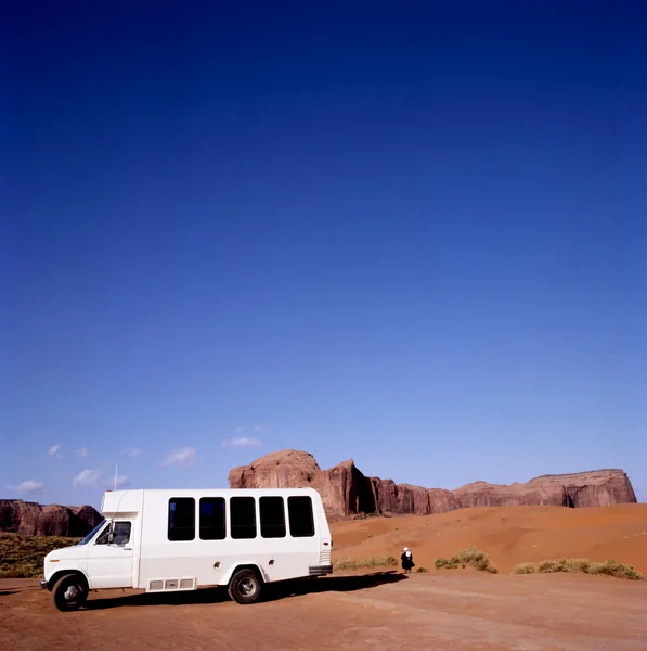 Turistický Autobus Zaparkovaný Blízkosti Atrakce Bod Okružní Jízdy Monument Valley — Stock fotografie