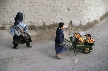 AL-MUKALLA, YEmen-HAZİRAN 13 Temmuz 2015; Peçeli annesiyle birlikte ev yapımı sebzelerle pazara giderken