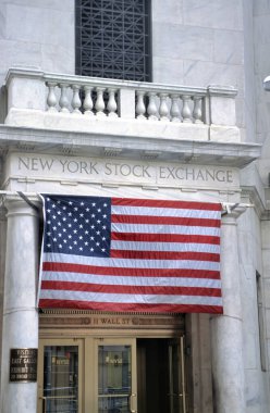 New York Borsası 'nın girişi önündeki Amerikan bayrağı 11 Wall Street, New York, ABD