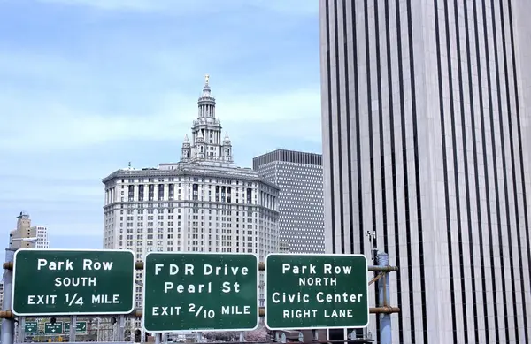 Οδός Πινακίδες Κατεύθυνση Στη Νέα Υόρκη Που Οδηγεί Στο Park — Φωτογραφία Αρχείου