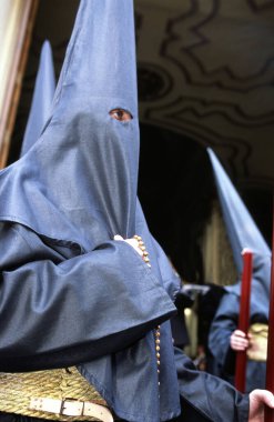 İspanya 'da Semana Santa alayı (kutsal hafta). Bu fotoğraf, Nazarenos adındaki tören alayını gösteriyor.