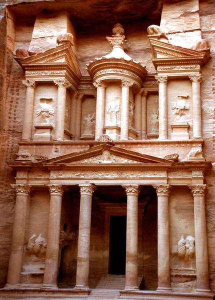 요르단 페트라의 페트라는 중동에서 방문한 하나입니다 유네스코 세계문화유산으로 지정되어 — 스톡 사진