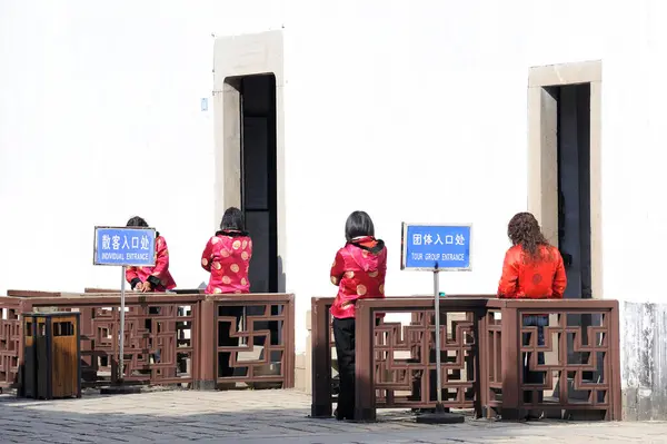 Női Őrök Kettéhasított Bejáratoknál Turistacsoportok Magánszemélyek Számára Egy Hangzhou Helyszínen Stock Fotó