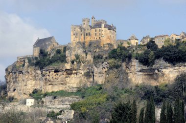 Ortaçağ Castelnaud-la-Chapelle tepe köyü günbatımında Chateau de Castelnaud kalesi, Dordogne, Perigord noir, Fransa