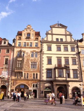 PRAG, CZECH REPUBLIC- 14 Nisan 2022: Prag Eski Şehir Tarihi Şehir Merkezi 'ndeki renkli cepheli binalar Akşamları Eski Şehir Meydanı Staromestske Namesti, Bohemya, Çek Cumhuriyeti