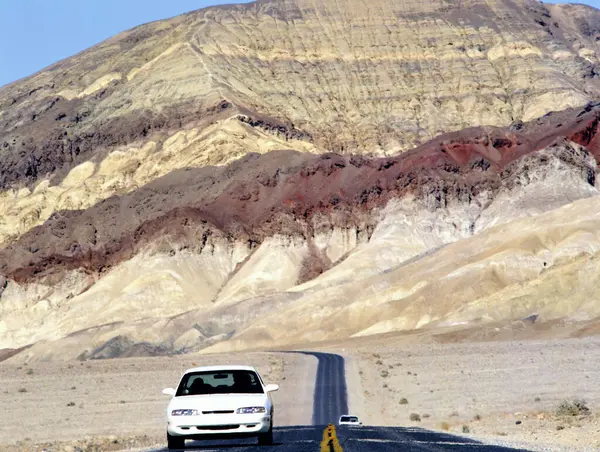 Autó Sivatagi Úton Színes Hegyek Death Valley Usa Jogdíjmentes Stock Fotók