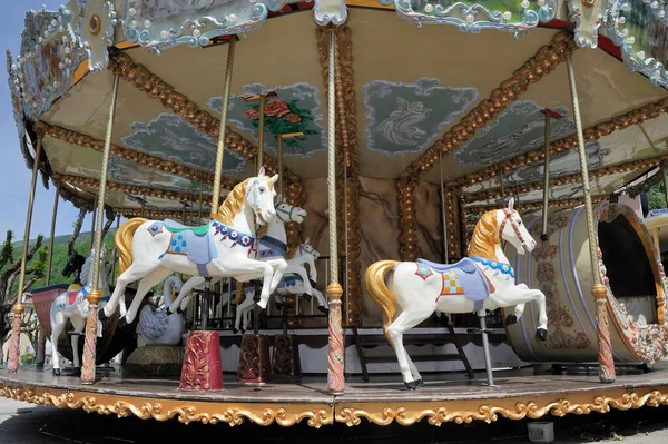 Kleurrijk Paard Als Onderdeel Van Een Vintage Draaimolen Voor Kinderen Stockafbeelding