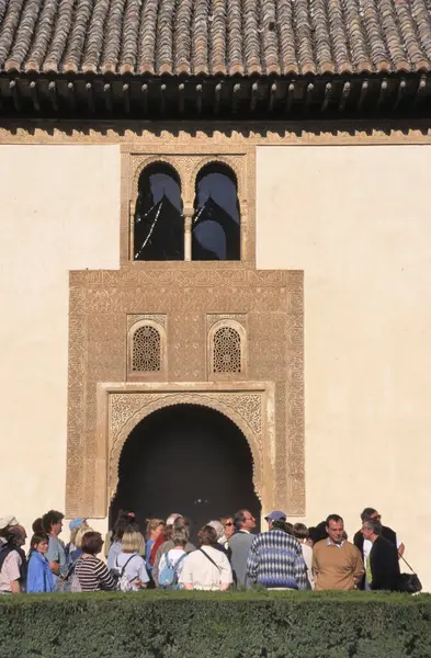 Granada Spanyol Július 2022 Turisták Csoportja Híres Alhambra Palace Unesco Jogdíjmentes Stock Fotók