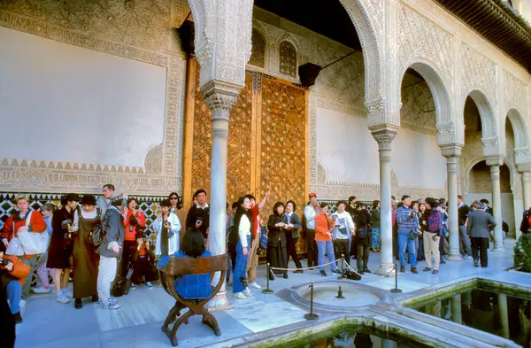 Granada Spanyol Július 2022 Turisták Csoportja Híres Alhambra Palace Unesco Stock Kép