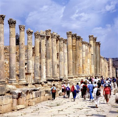 JERASH, JORDAN-MAYIS 14, 2018: Turistler Ürdün 'deki antik Roma kenti Gerasa' daki (modern Jerash) Colonnade caddesinin kalıntılarını ziyaret ediyorlar