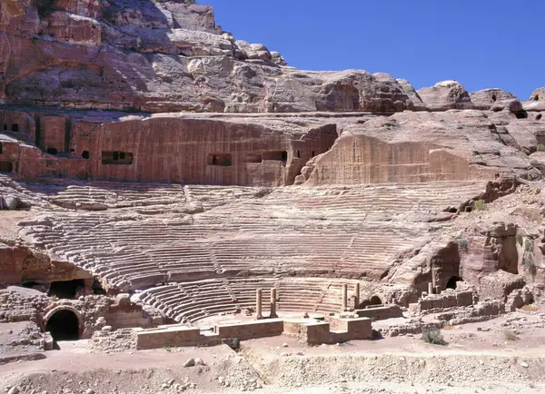 Ürdün Petra Kentindeki Nabatean Amfitiyatrosu Dağın Yamacına Oyulmuş Sıra Sıra Telifsiz Stok Fotoğraflar