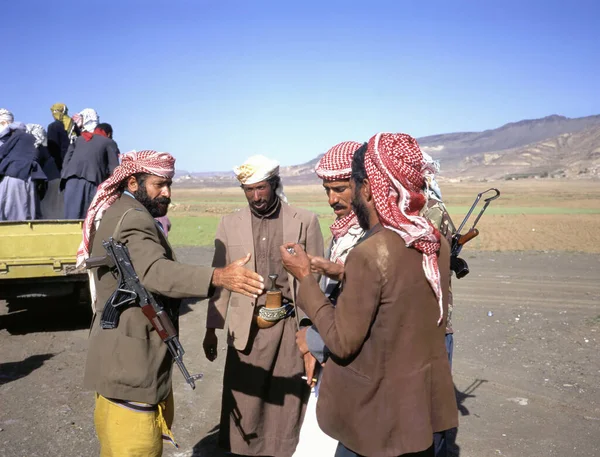 Sana Jemen Szeptember 2021 Két Törzs Vezetői Kalasnyikovokkal Felfegyverkezve Találkoznak Stock Fotó
