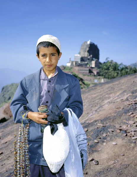 Hajjarayn Yemen April 2019 보석을 판매하는 소년과 하자레인 인근의 로열티 프리 스톡 사진