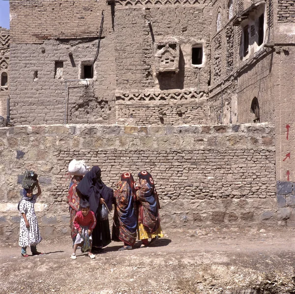 Sana Yemen April 2019 Γυναίκες Παιδιά Και Ντυμένες Πέπλα Που Royalty Free Εικόνες Αρχείου