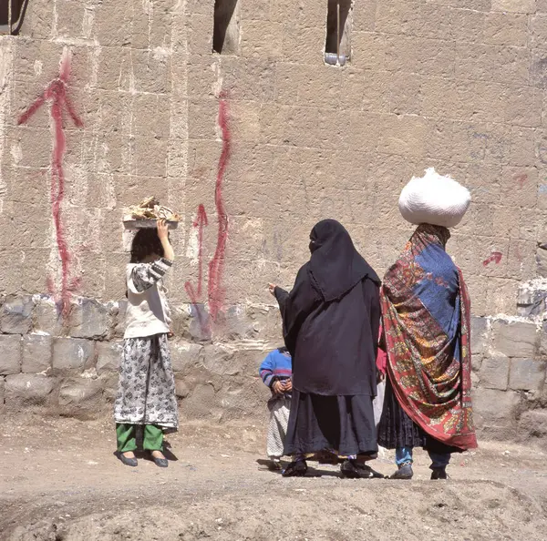 Peçeli Kadınlar Yemen Başkenti Sana Bir Sokakta Birbirleriyle Konuşuyorlar - Stok İmaj